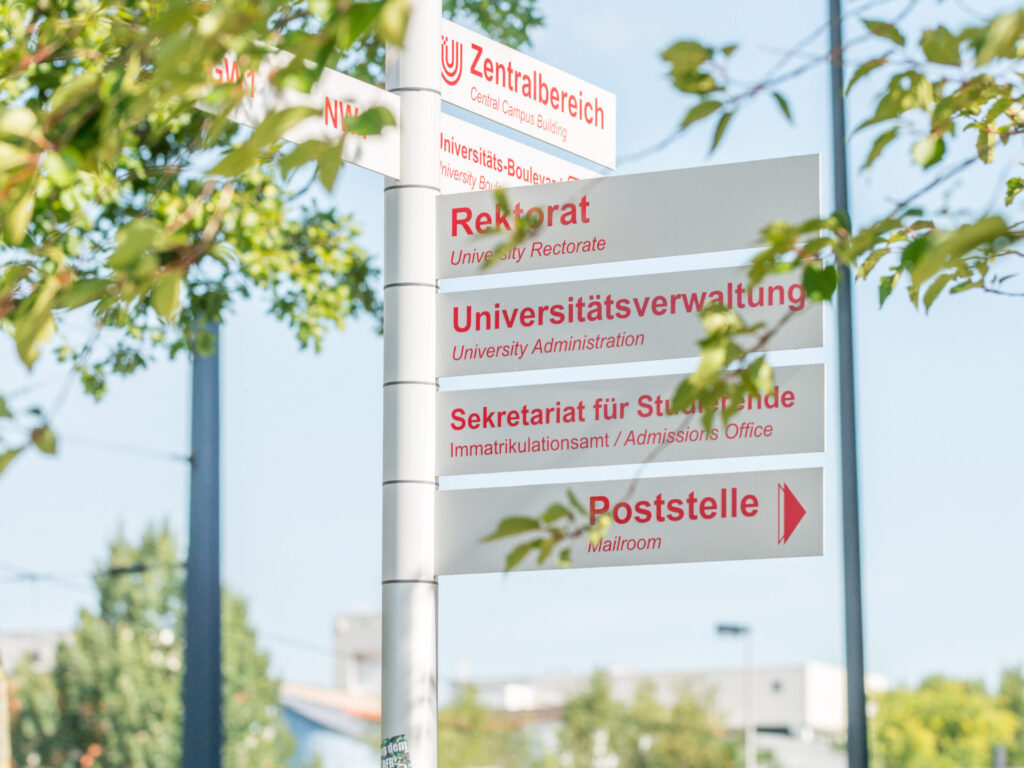 Es ist das Leitsystem auf dem Campus der Universität Bremen u sehen.