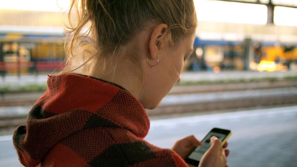 Informed by Influencers (INDI): Eine Frau schaut auf ihr Smartphone // A woman looks at her smartphone