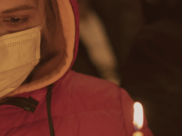 Frau mit Maske in Kirche